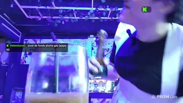 Wawita limpiando su biberón