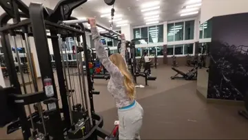 Anna kopf accidentally hit 100Ib on lat pulls😭