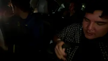 que alguien le enseñe a ponerse el cinturon jaja