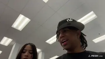 Samuel eligiendo ropa jaja