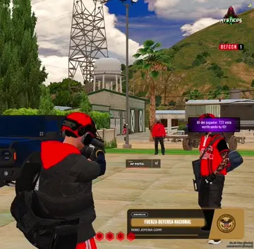 staff reviviendose en la hq