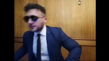 se puso traje para las chicas de 15