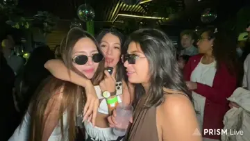 besando desconocidos