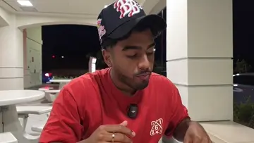 mexicano cuajdo viaja a usa(se come una burger)