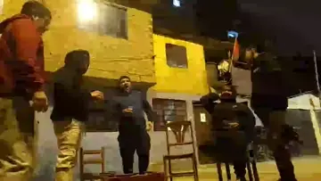 YO : queriendo pasar desapercibido --- MI AMIGO :