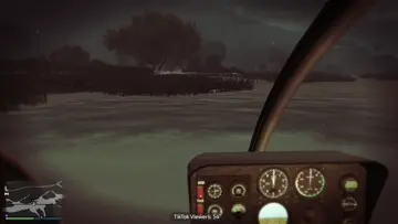 Helicoptero perfectamente estacionado en el agua