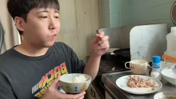 消費期限四日切れてら豚肉を食べる男