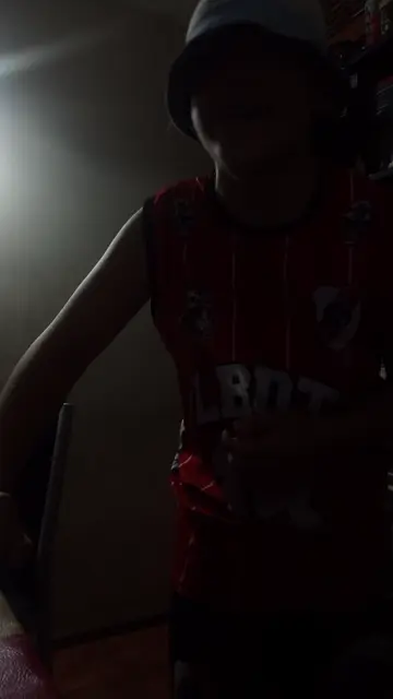titi escuchando música y se la puso lean