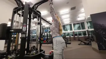 Anna kopf accidentally does 100Ib on lat pulls😭