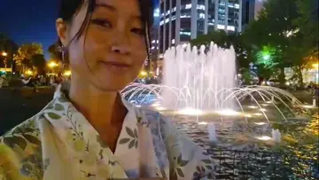 噴水をバックにキマッテル
