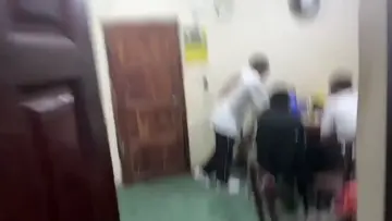 Le pica otra cosa JAJAJA
