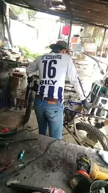 y su moto la tratan bien