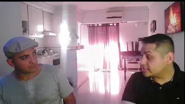 El gordo no puede dejar el plato con comida.