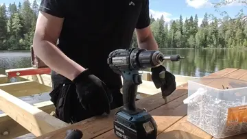 Köli roikkuu polven vieressä ja Rakentaja Ranella