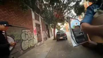 Policias se baja a saludar al patron