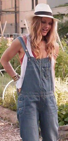 Phoebe's denim overalls on Girlfriends Guide to Divorce