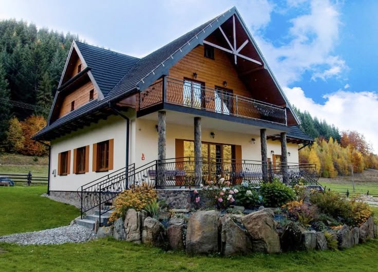 Словацкий загородный дом из камня с каркасной мансардой.