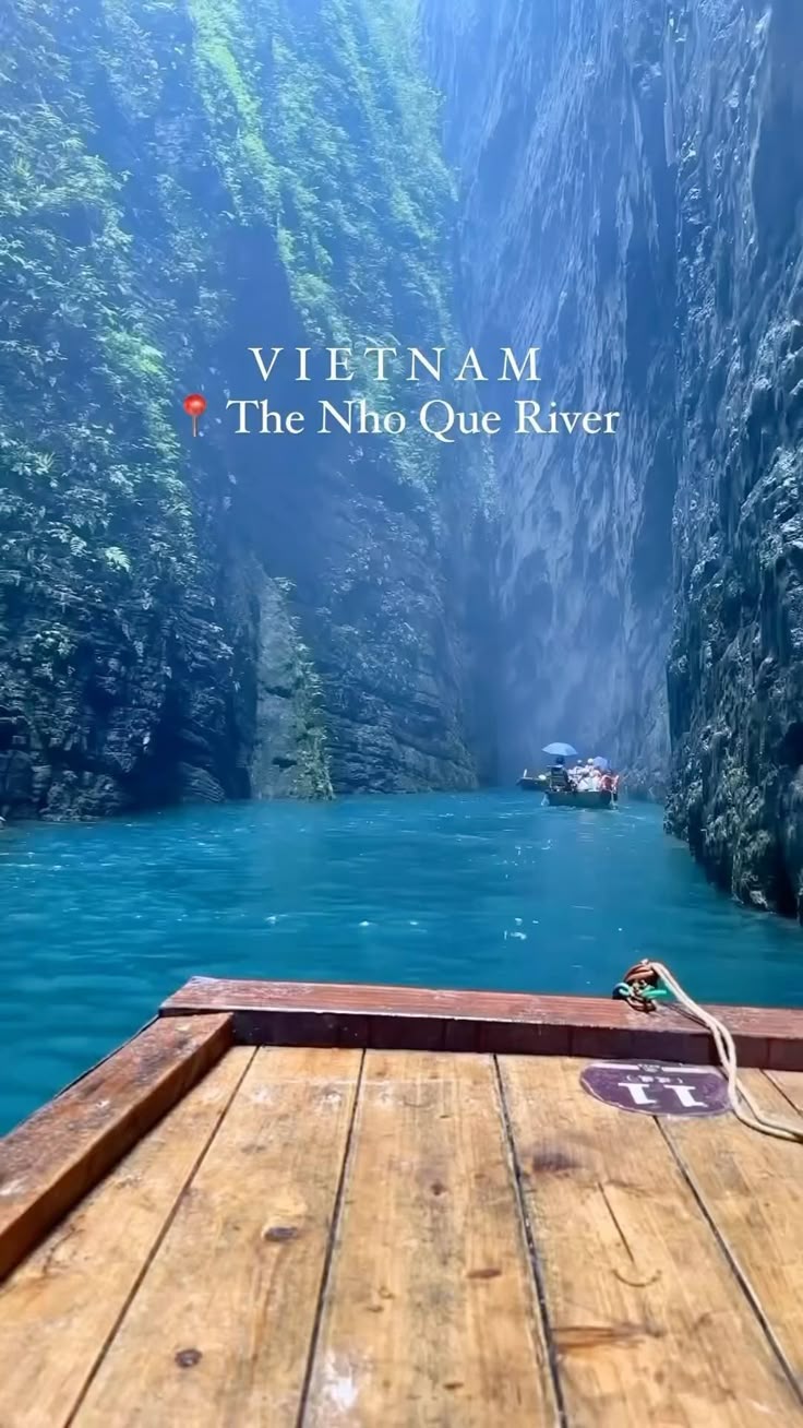 Discover Vietnam🇻🇳 Cruise along the breathtaking Nho Que Riv