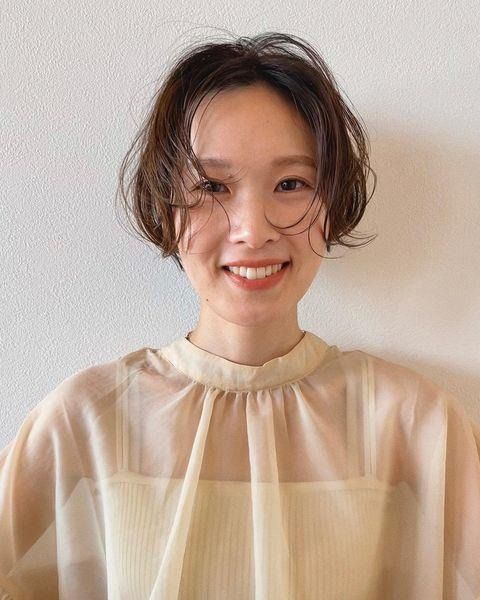 顔が大きい人に似合うショートの髪型13選。女性の小顔見えスタイルのコツや逆効果のNGヘアも | folk