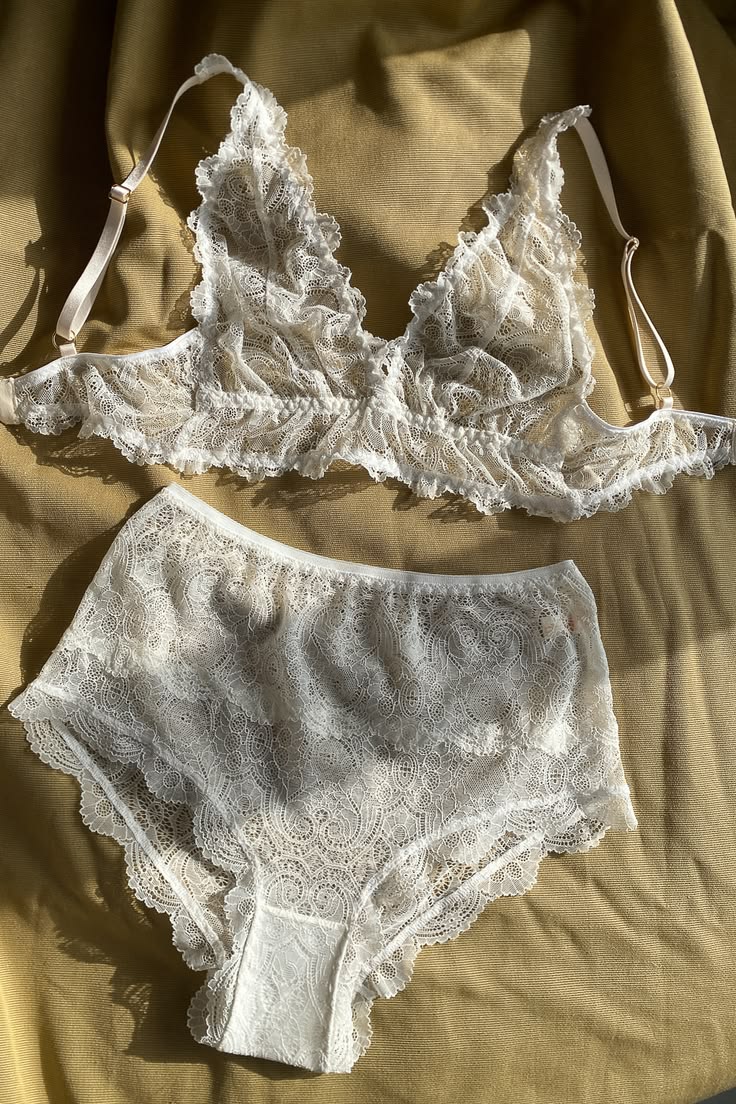 Ellie Bralette and High Waisted Knickers in Cream Lace