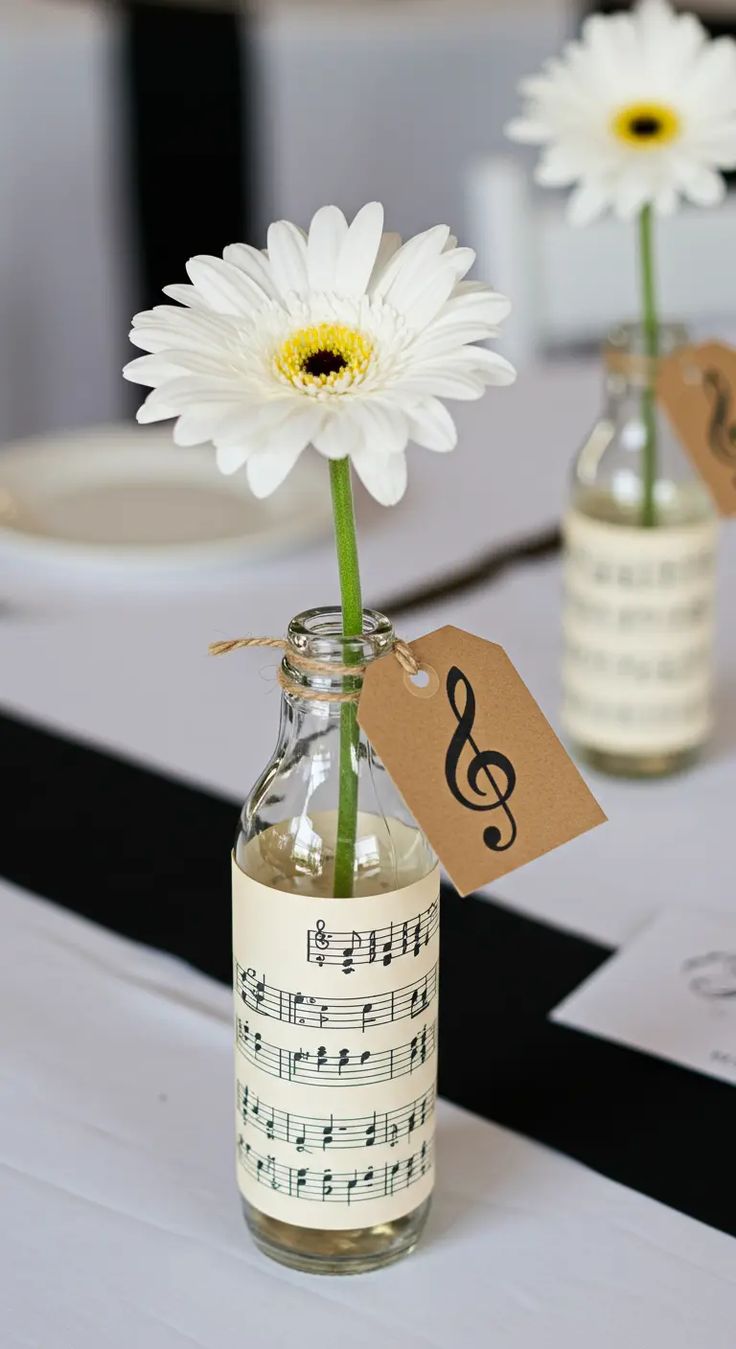 Bouteille décorée de partitions de musique avec une margueri