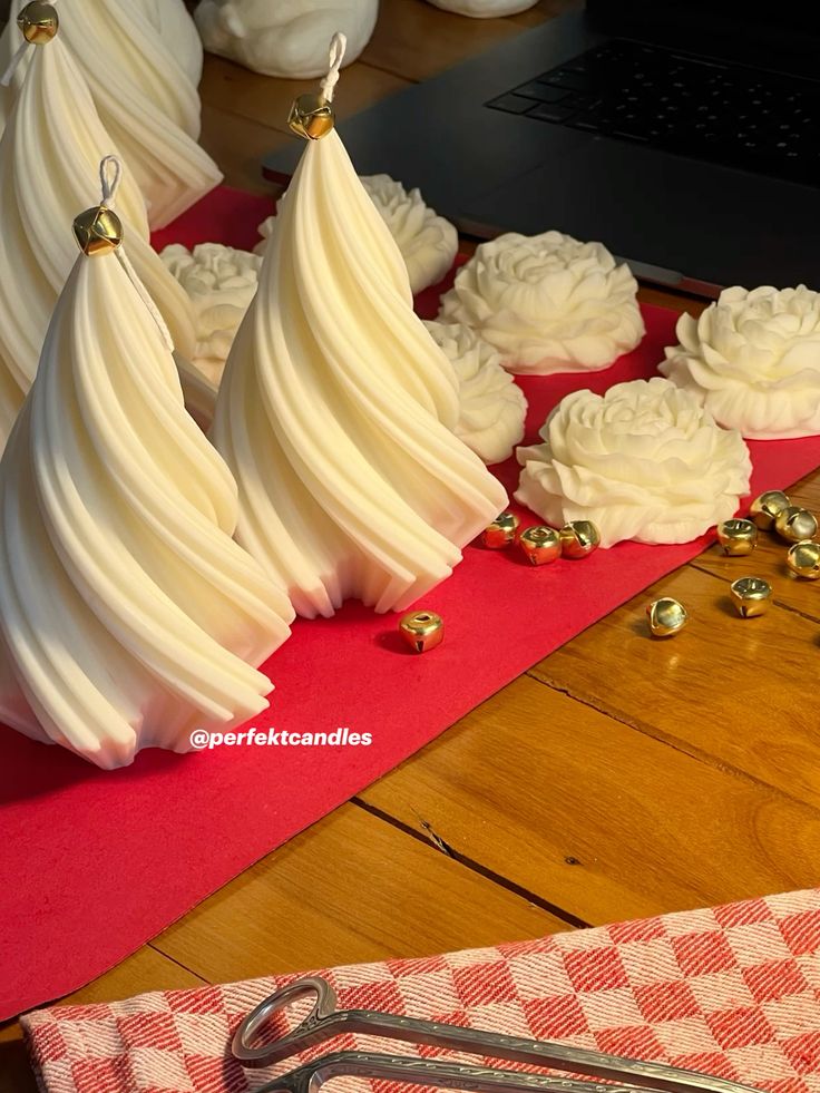 Vela "Christmas Tree": Esta elegante vela branca, desenhada 