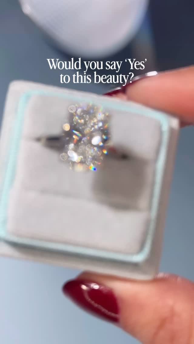 Who’s saying ‘Yes’?😍4.83 carats💎Stunning Oval Diamond Solita