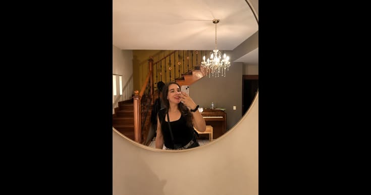 ✨ "Sonríe… nunca sabes quién necesita ver una sonrisa hoy." 