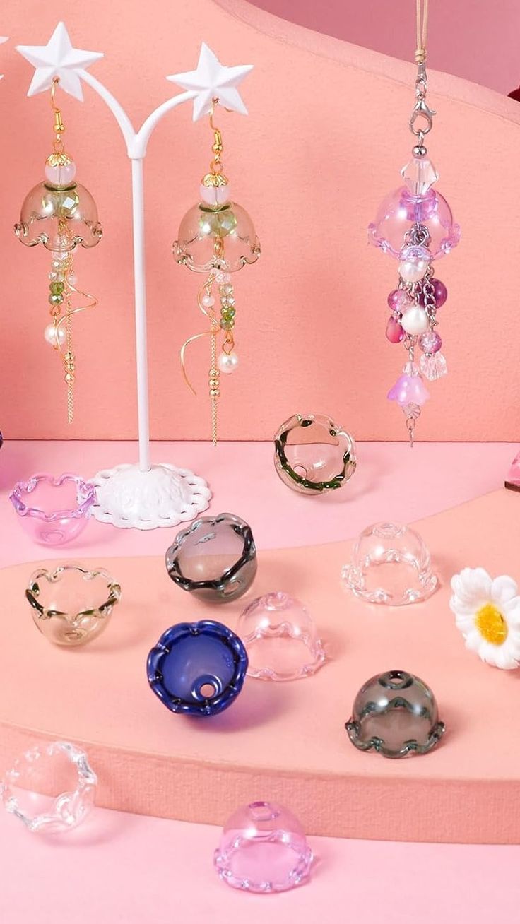 Made of high-quality glass, these flower glass beads are bri