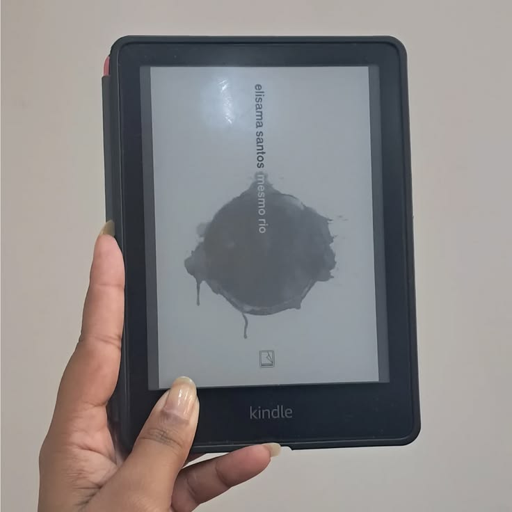 Mesmo Rio — Elisama Santos
Tem livros que desconfortam. Tem 