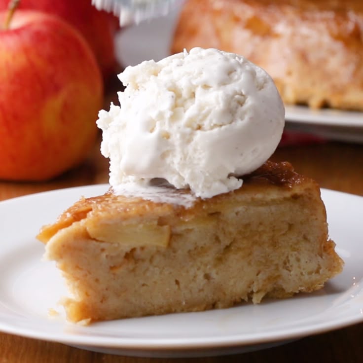 UPSIDE DOWN APPLE BREAD PUDDING // #apple #applepie #thanksg