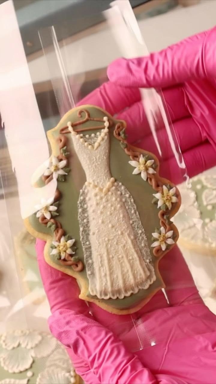 Packaging bridal shower cookies 💍💕
This custom order is one 