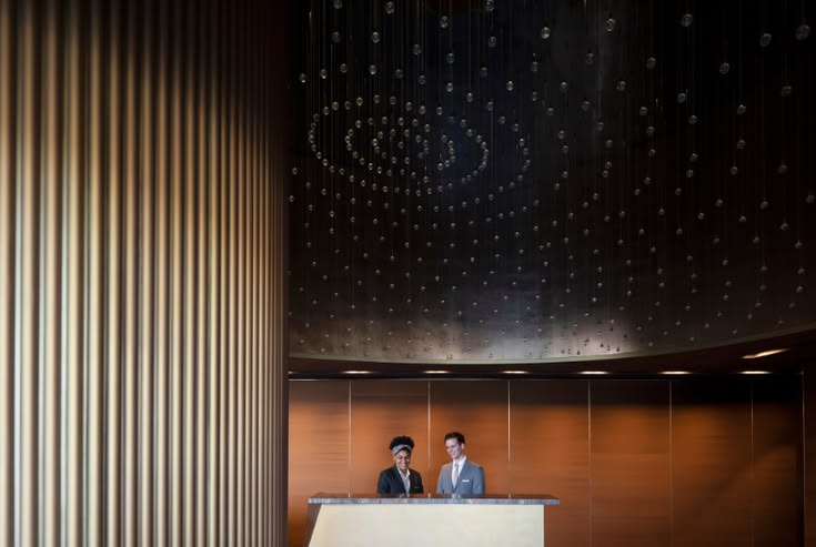A recepção do Four Seasons Hotel traduz a sofisticação do pr