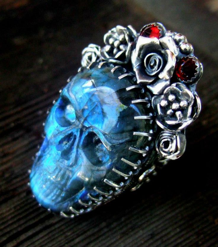 La Reina.....large cocktail ring featuring an amazing carved