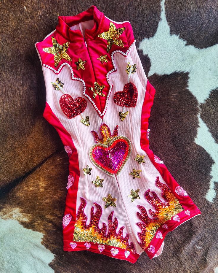 A little close up of our valentine rodeo romper ❤️⚡❤️ Handma