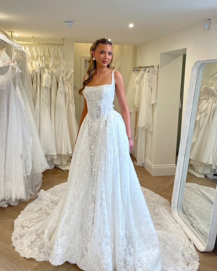 Lace, structure, and a whole lot of romance✨

Melrose by @mi