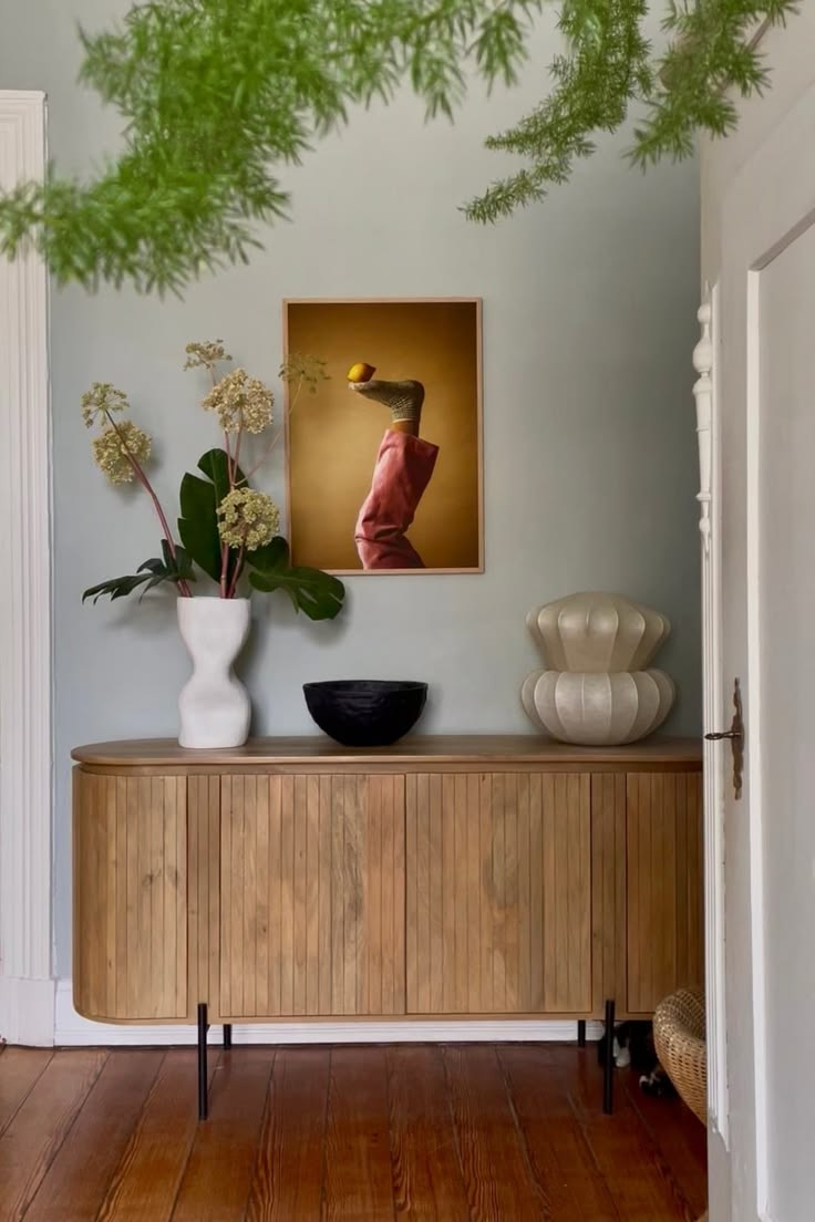 Warmes Holz trifft auf minimalistisches Design: ein schlanke