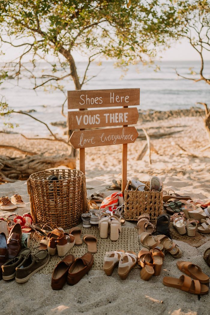 Wooden palette wedding signage by the beach | Image by Adri 