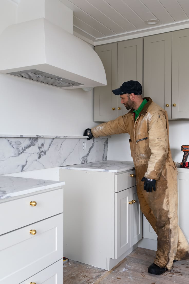 a DIY quartz backsplash for the Poplar Cottage on www.thegri