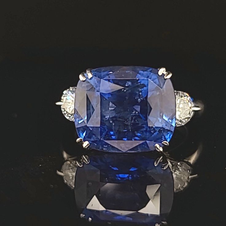 This breathtaking 14K white gold engagement ring features a 