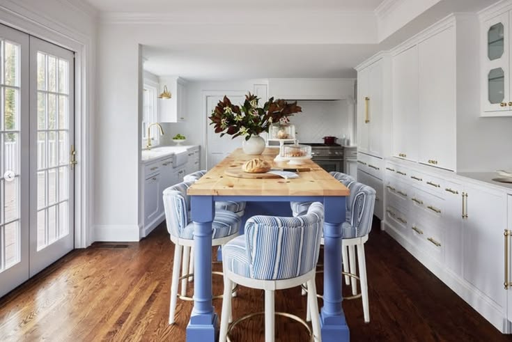A convenient 360 degree swivel makes the Teeny Counter Stool