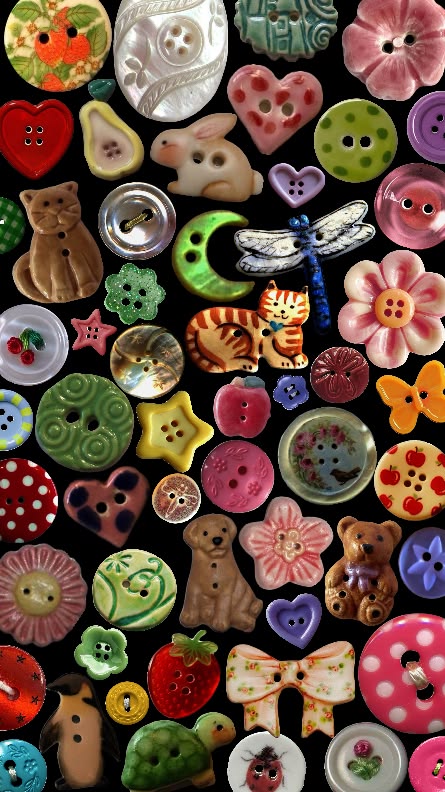 buttons!!!! 🐶🍎 #wallpaper #collage #aesthetic #buttons