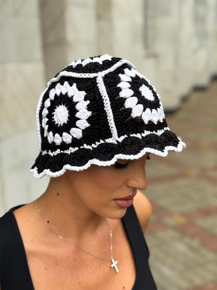 Чёрно-белая панама, которая не останется незамеченной. 🖤🤍

С
