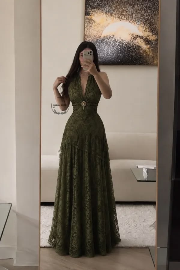 Shining Green Lace Halter V Neck Sleeveless Prom Dress with 
