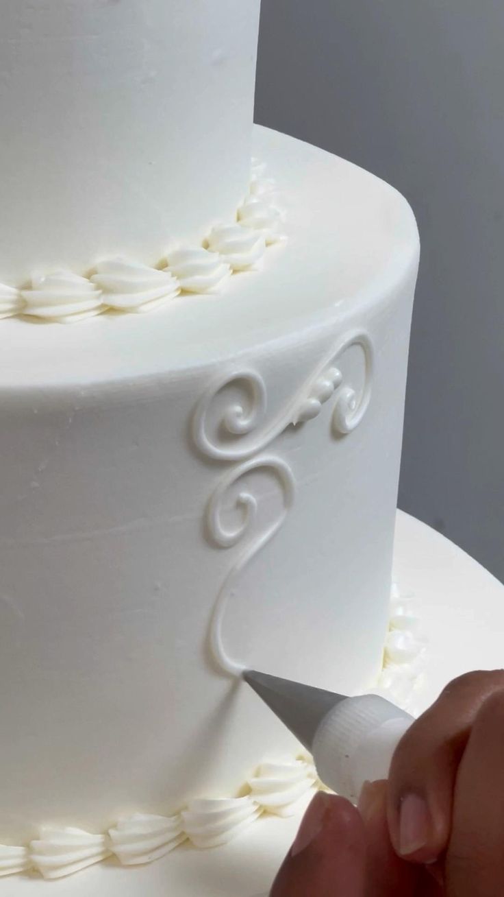 beautiful buttercream piping with smooth buttercream