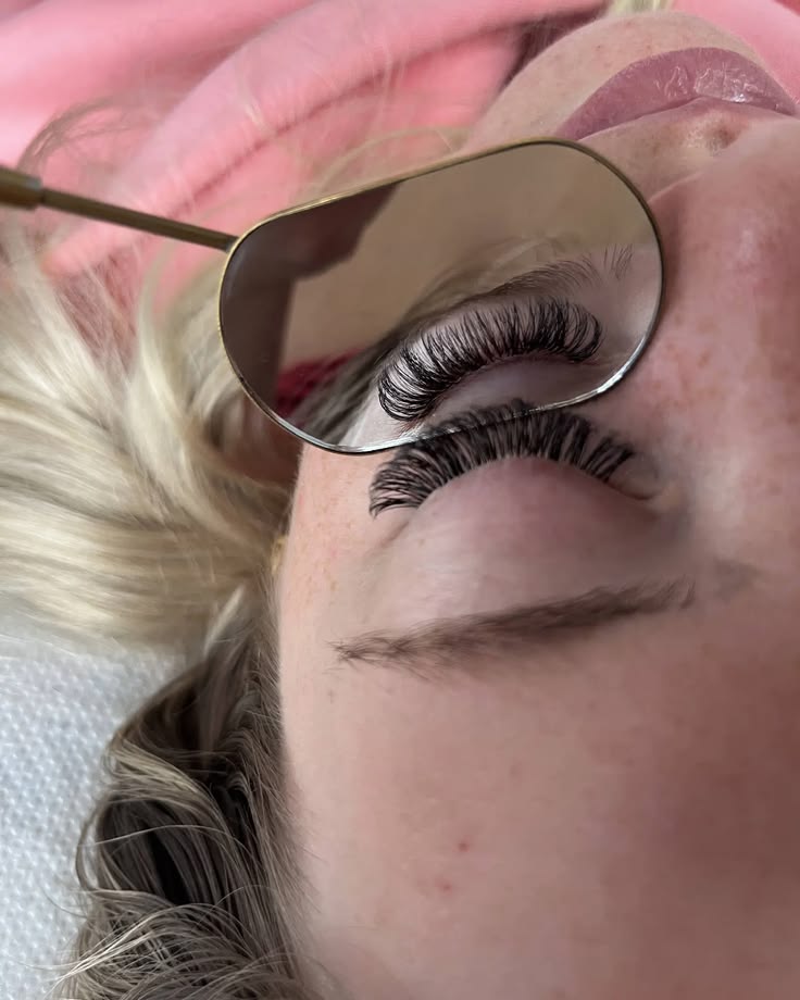 Professionelle Wimpernverlängerung für einen ausdrucksstarke