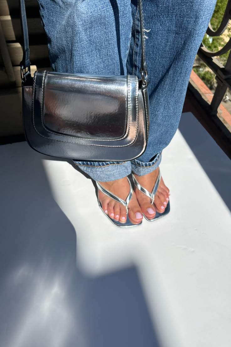 nothing better than a fresh pink pedicure with flip flops. T