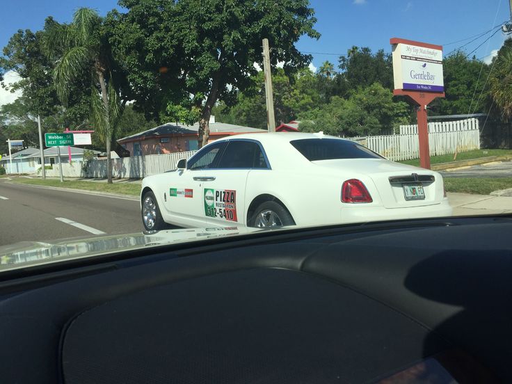 Sunday pizza delivery in style with class: Rolls Royce oblig