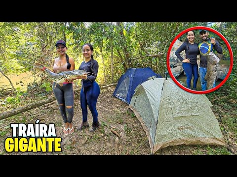 ACAMPAMENTO NA FLORESTA AMAZONICA. ATRÁS DOS TRAIRÃO GIGANTE.