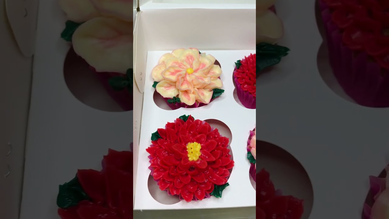 Edible Flowers | Flower or Cake? | Flower Bouquet | Floral Cupcakes #shorts
